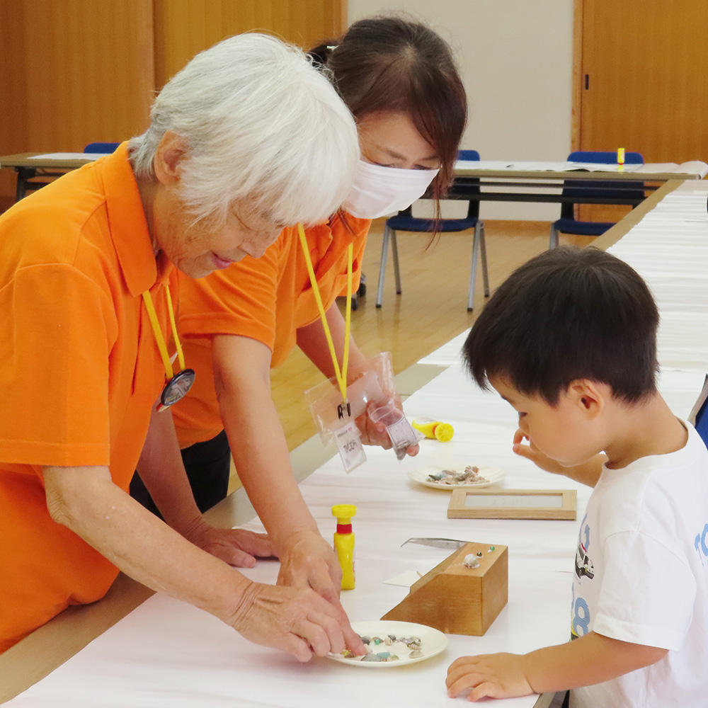 萩の貝殻を小ビンにつめよう