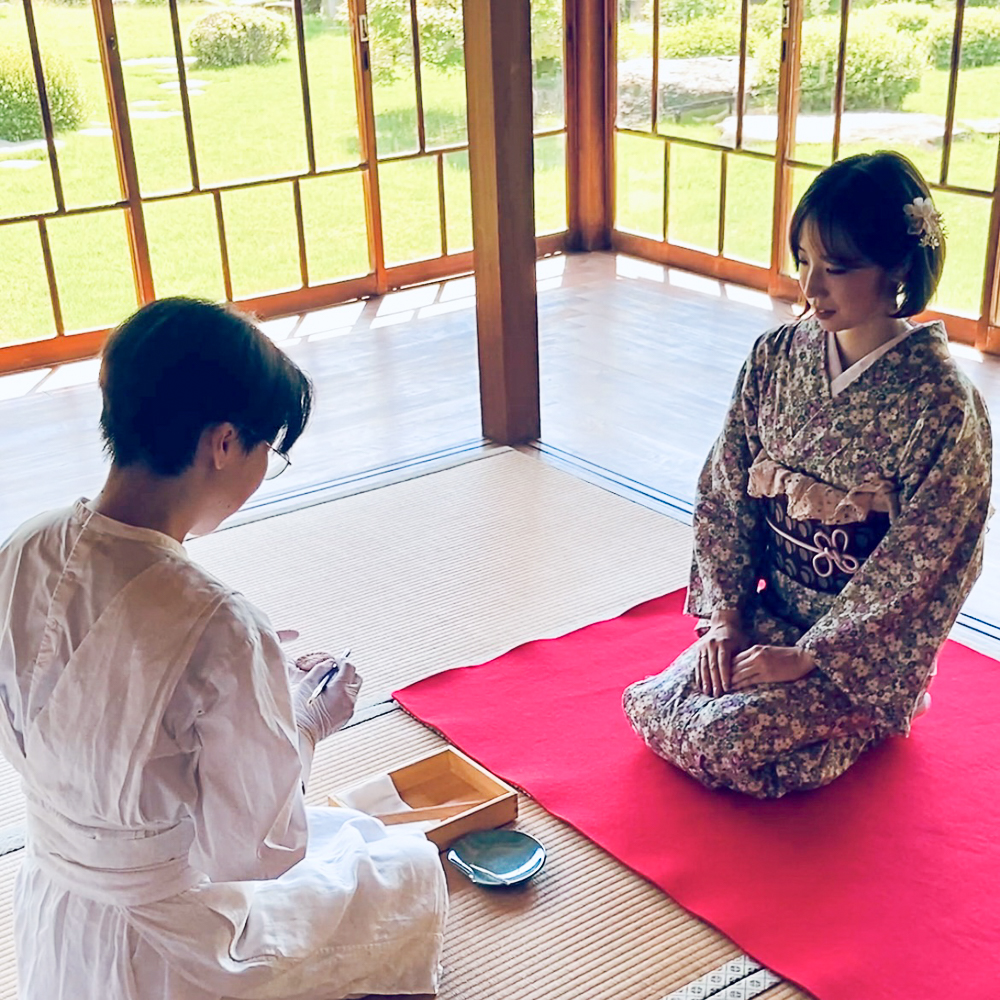 豪商屋敷で作り立ての和菓子と抹茶を味わう